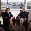 Die schottische Regierungschefin Nicola Sturgeon (links) bespricht die Modalitäten mit Theresa May.