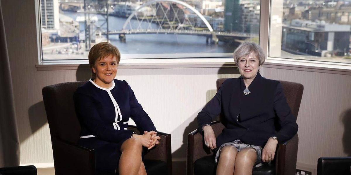 Die schottische Regierungschefin Nicola Sturgeon (links) bespricht die Modalitäten mit Theresa May.