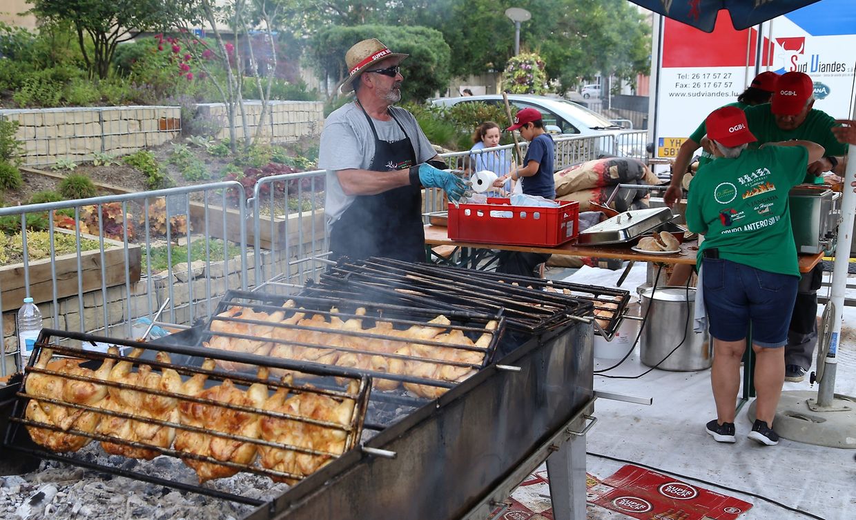 Jaime Martins, vice-presidente do rancho, ajuda a preparar a comida para a festa. Os frangos de churrasco são a sua especialidade.