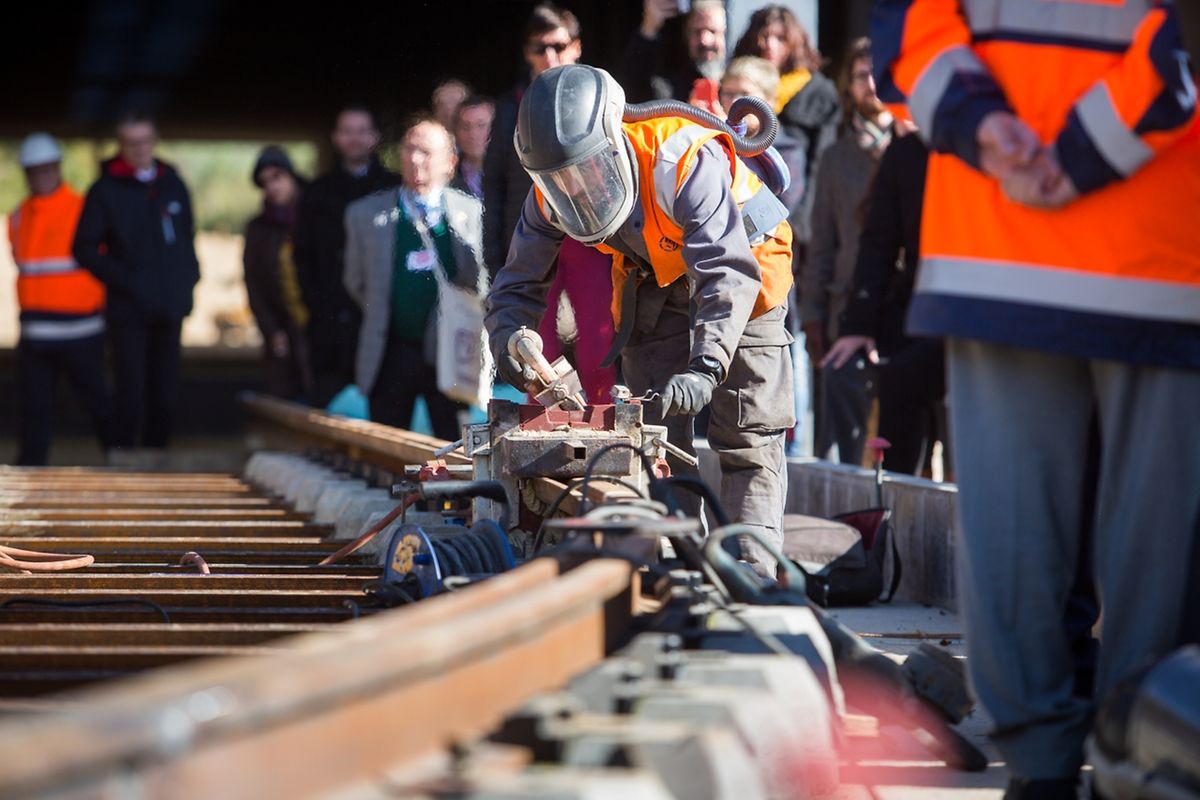Zu diesem Anlass wurden vor Ort Gleise geschweißt.