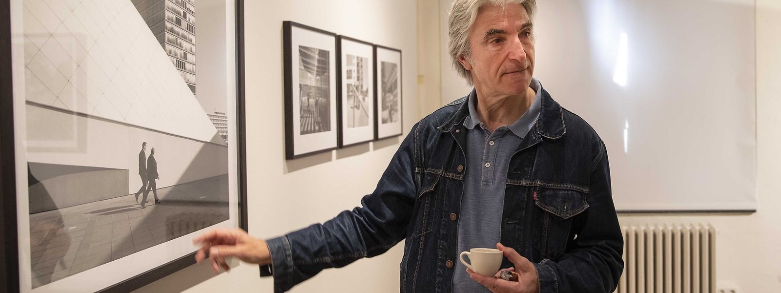 Ivon Lambert - mit der Kaffeetasse in der Hand durch seine Ausstellung.