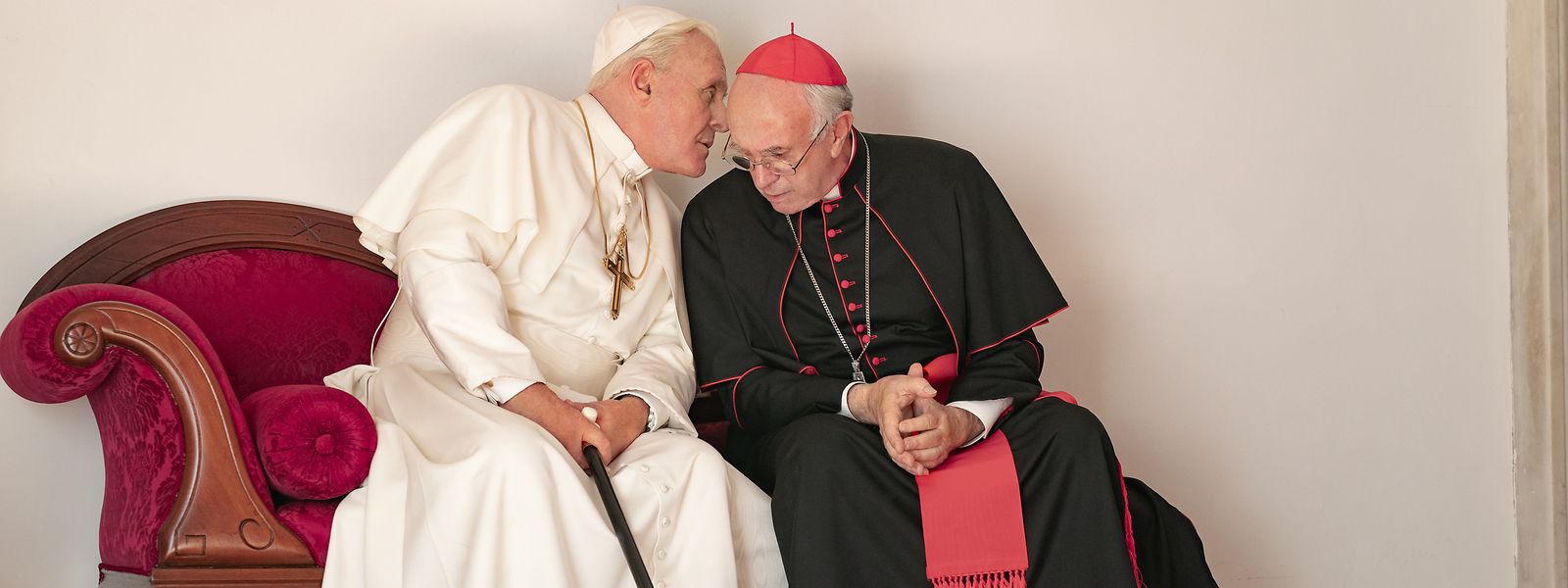 Papst Benedikt (Anthony Hopkins, l.) und Kardinal Jorge Bergoglio (Jonathan Pryce) tauschen ihre Gedanken aus.