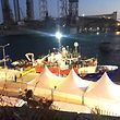 27.06.2018, Malta, Valletta: Das blockierte Flüchtlings-Rettungsschiff der deutschen Hilfsorganisation «Lifeline» liegt am Abend in dem Hafen von Valletta festgemacht an der Pier. Das Schiff mit 234 Migranten durfte nach fast einer Woche auf dem Mittelmeer anlegen. Acht europäische Mitgliedsstaaten haben sich bereit erklärt, Flüchtlinge vom Schiff aufzunehmen. Das Schiff werde aber beschlagnahmt, sagte Maltas Ministerpräsident. Foto: Friedrich Leitermann/dpa +++ dpa-Bildfunk +++