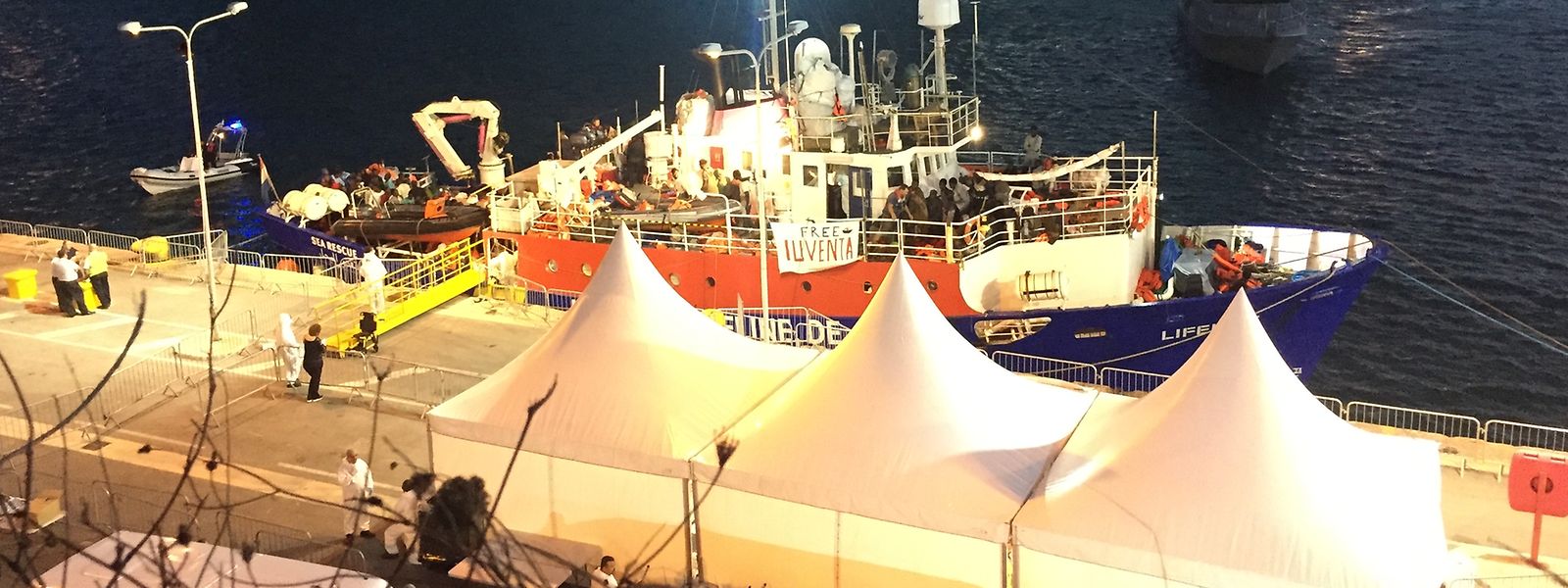 Das blockierte Flüchtlings-Rettungsschiff der deutschen Hilfsorganisation «Lifeline» liegt am Mittwochabend in dem Hafen von Valletta, festgemacht an der Pier. 