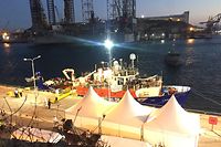 27.06.2018, Malta, Valletta: Das blockierte Flüchtlings-Rettungsschiff der deutschen Hilfsorganisation «Lifeline» liegt am Abend in dem Hafen von Valletta festgemacht an der Pier. Das Schiff mit 234 Migranten durfte nach fast einer Woche auf dem Mittelmeer anlegen. Acht europäische Mitgliedsstaaten haben sich bereit erklärt, Flüchtlinge vom Schiff aufzunehmen. Das Schiff werde aber beschlagnahmt, sagte Maltas Ministerpräsident. Foto: Friedrich Leitermann/dpa +++ dpa-Bildfunk +++