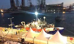 27.06.2018, Malta, Valletta: Das blockierte Flüchtlings-Rettungsschiff der deutschen Hilfsorganisation «Lifeline» liegt am Abend in dem Hafen von Valletta festgemacht an der Pier. Das Schiff mit 234 Migranten durfte nach fast einer Woche auf dem Mittelmeer anlegen. Acht europäische Mitgliedsstaaten haben sich bereit erklärt, Flüchtlinge vom Schiff aufzunehmen. Das Schiff werde aber beschlagnahmt, sagte Maltas Ministerpräsident. Foto: Friedrich Leitermann/dpa +++ dpa-Bildfunk +++