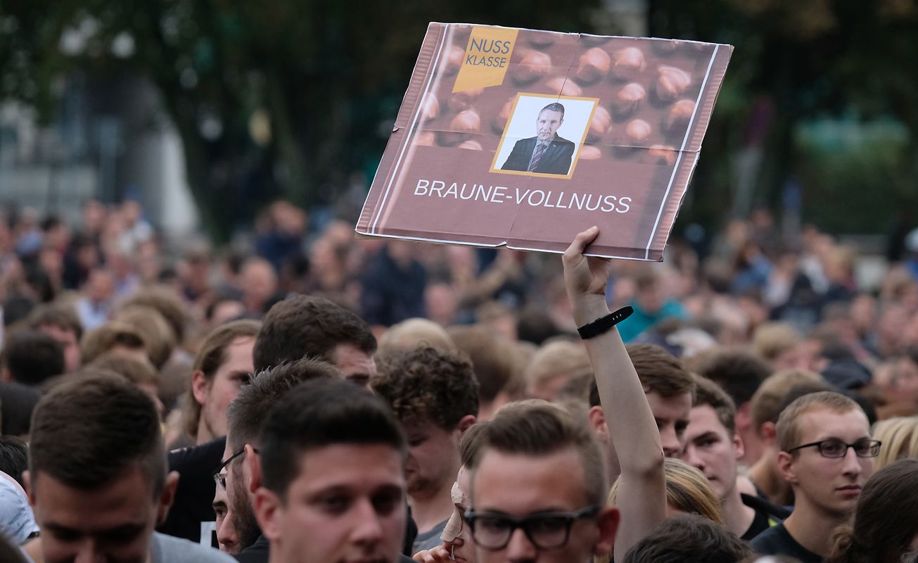 Zuschauer stehen vor dem Konzert unter dem Motto Â«#wirsindmehrÂ» auf dem Parkplatz vor der Johanniskirche. Bei dem Konzert traten unter anderem Marteria und Casper, Kraftclub, Feine Sahne Fischfilet und die Toten Hosen auftreten.
