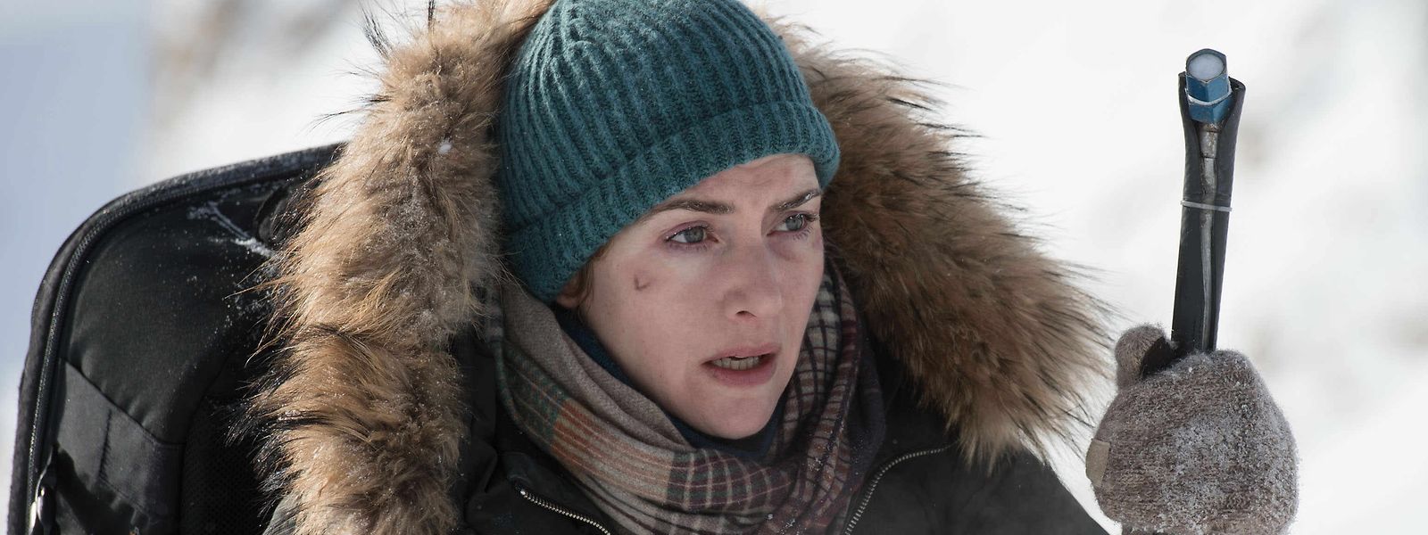 Kate Winslet à espera que passe um táxi para a levar ao hotel. 