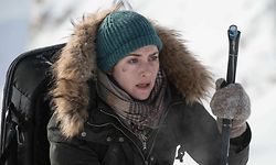 Kate Winslet à espera que passe um táxi para a levar ao hotel. 