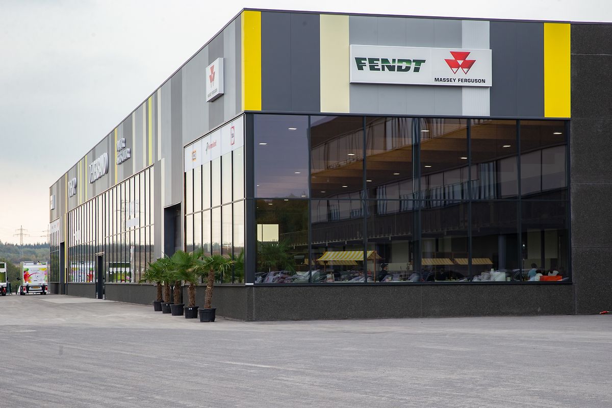  Kunden werden in der Ausstellungshalle in Empfang genommen. 