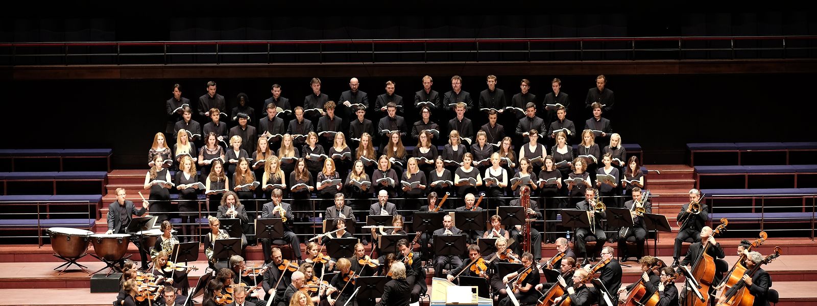 Une image habituelle: l'orchestre au  service d'un ensemble vocal du pays. 