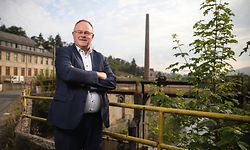 Sommerinterview Romain Schneider, Minister Landwirtschaft, Weinbau, soziale Sicherheit, Wiltz, Terrain Fonds du Logement, Haargarten, Wiltz, Foto: Guy Wolff/Luxemburger Wort