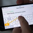 Wischen statt Tippen. Mit Tastatur-Apps von Drittanbietern, hier die App Swype, kann man oft schneller Texte eingeben.