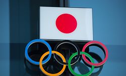 ARCHIV - 19.03.2020, Japan, Shinjuku: Die japanische Nationalflagge ist über dem Symbol der Olympischen Ringe am Eingang des Japanischen Olympischen Museums in Shinjuku zu sehen. (zu dpa: «Abe: IOC-Chef Bach stimmt Olympia-Verlegung um ein Jahr zu») Foto: Stanislav Kogiku/SOPA Images via ZUMA Wire/dpa +++ dpa-Bildfunk +++