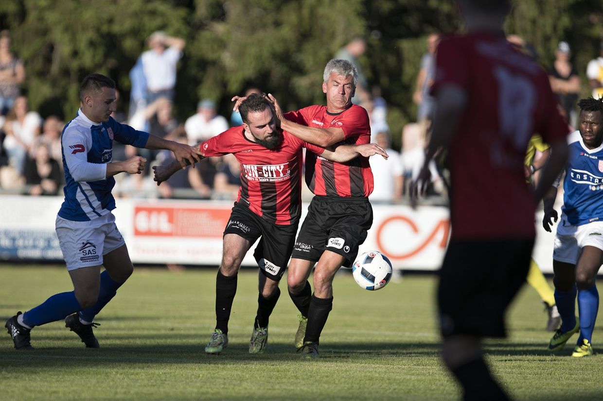 FC Mondercange - Union 05 Kayl-Tétange 1-2. - Alen Agovic et les briscards mondercangeois Jonathan Zydko et Philippe Lebresne.