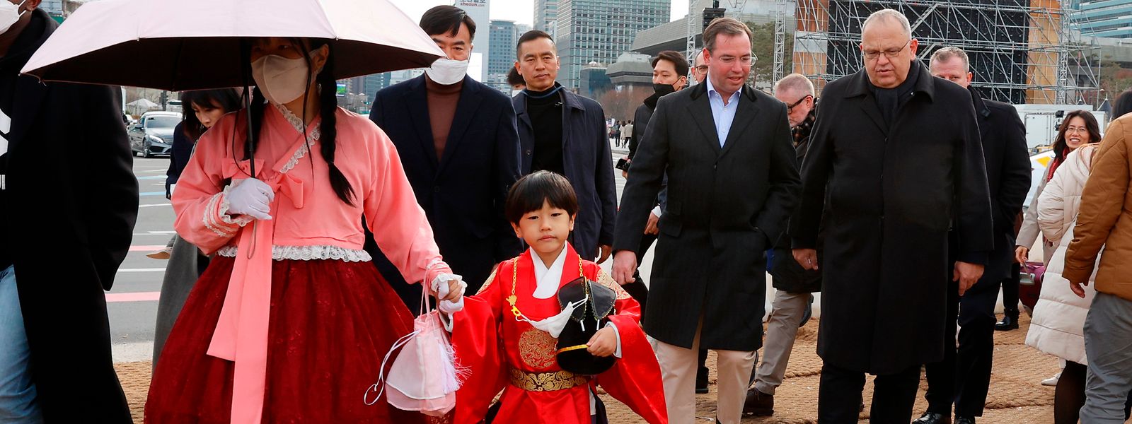 Erbgroßherzog Guillaume und Botschafter Pierre Ferring auf dem Weg zur größten der Tempelanlagen in Seoul.