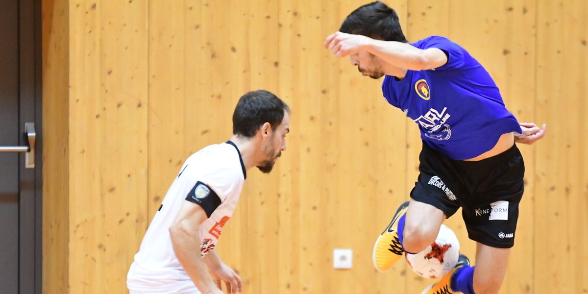 Fabio Ferreira se joue de Marcio Pereira, le Sparta Dudelange a validé son ticket pour les play-offs et condamné l'Union Titus Pétange.