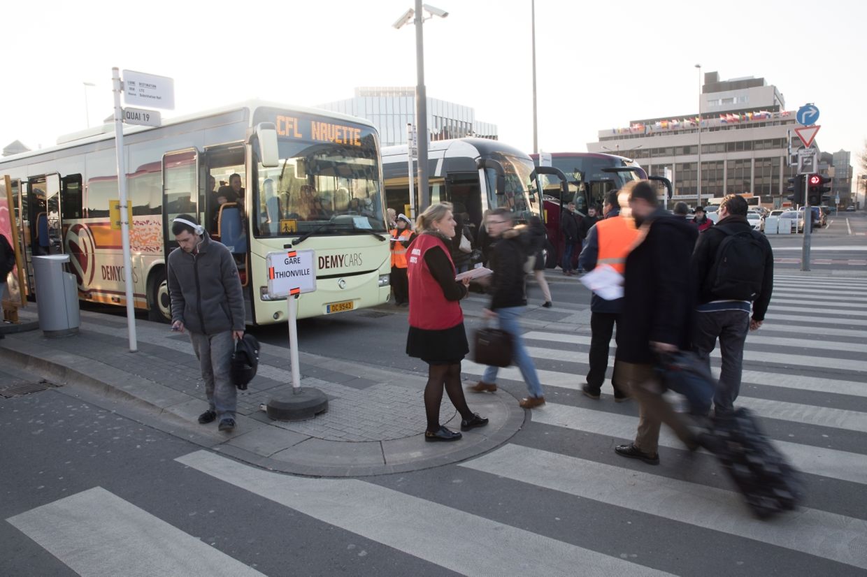 Les frontaliers tentent de trouver un moyen pour rentrer chez eux mardi soir.