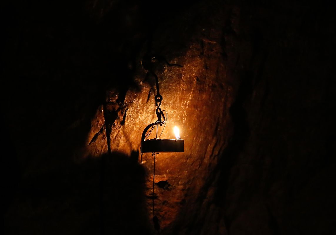 Die Karbidlampen der Besucher waren die einzige Lichtquelle in den dunklen Gängen der Grube. 