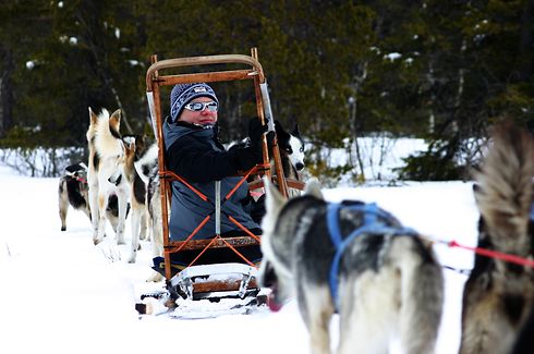 Blick zurück: In der sitzenden Position geht es – natürlich mit schützender Sonnenbrille –für die Gäste auf den Schlitten voran. 