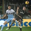 Joaquin Correa pressé par Davide Calabria. La Lazio et l'AC Milan ont partagé l'enjeu au stade Olympique de Rome. 