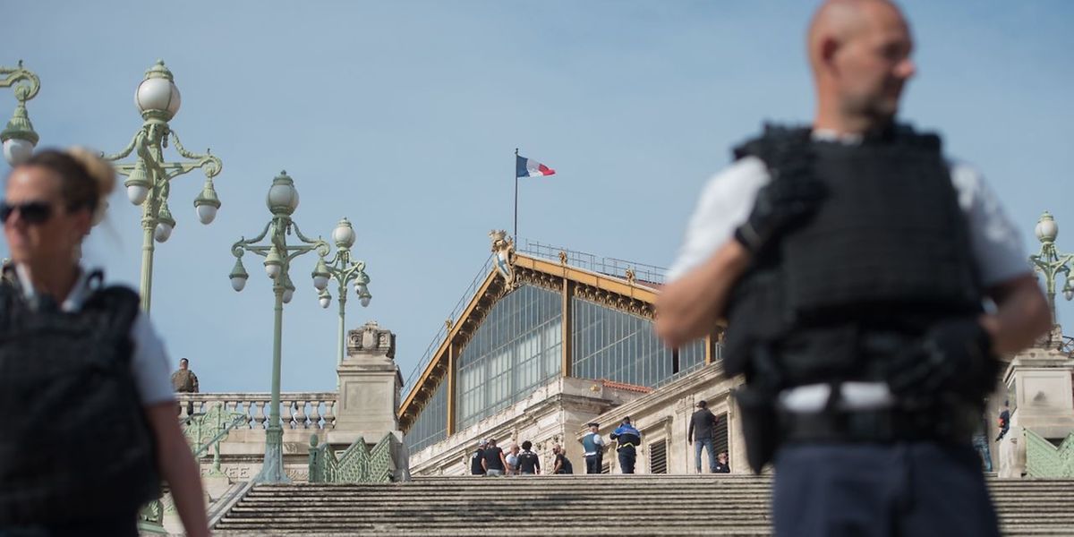 Deux Morts A Marseille Dans Une Attaque Au Couteau