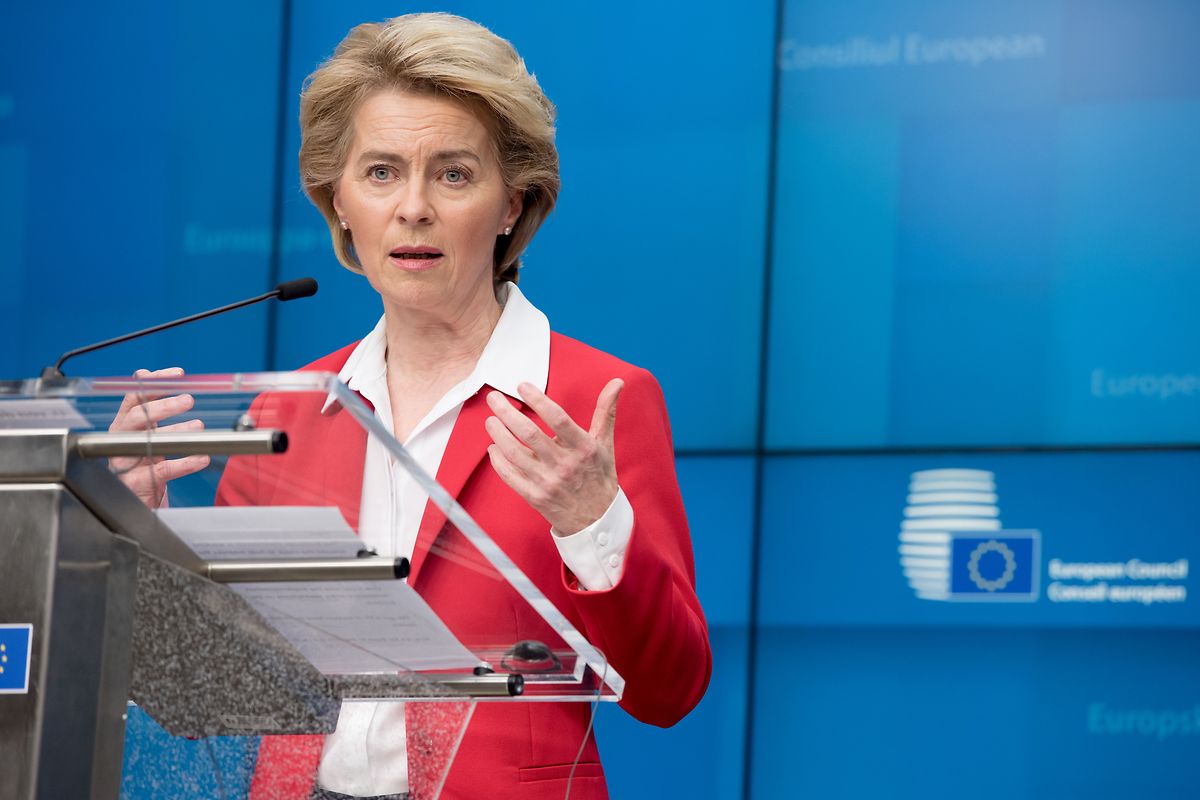 Ursula von der Leyen (CDU), Präsidentin der Europäischen Kommission, spricht während einer Pressekonferenz nach einer Videoschalte der EU-Staats- und Regierungschefs. 