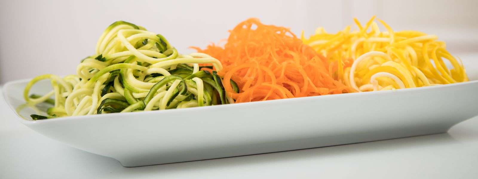 Wenn die Zucchini oder die Möhre als Spaghetti daherkommt: In der rohköstlichen Küche geht es oft kreativ zu.
