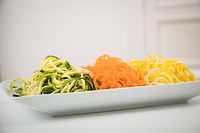 Wenn die Zucchini oder die Möhre als Spaghetti daherkommt: In der rohköstlichen Küche geht es oft kreativ zu. 