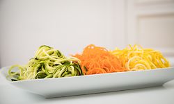 Wenn die Zucchini oder die Möhre als Spaghetti daherkommt: In der rohköstlichen Küche geht es oft kreativ zu. 