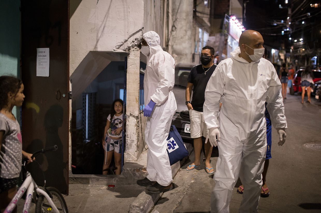 Sao Paulo: Arbeiter des Gesundheitswesens in Schutzanzügen führen einen Einsatz gegen die Ausbreitung des Coronavirus in der Favela do Paraisopolis durch.
