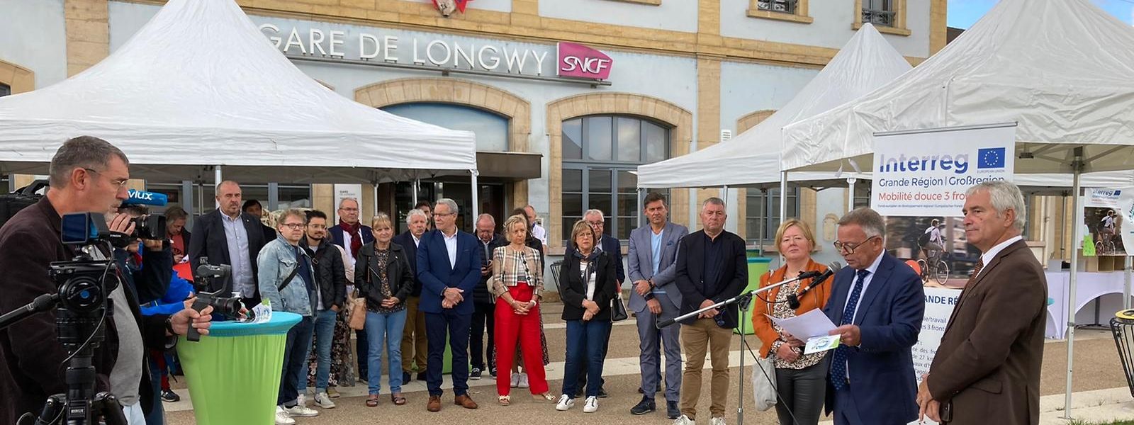 Les partenaires du projet "Mobilité douce 3 Frontières" ce vendredi matin devant la gare de Longwy pour faire la promotion du réseau de 27 km entre trois pays et six gares.