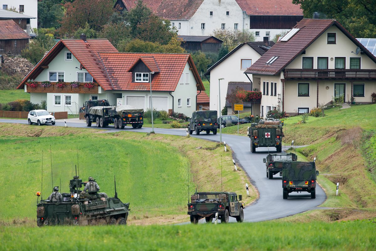Militärfahrzeuge der US-Armee fahren durch den Ort Kleinfalz nahe dem Truppenübungsplatz Grafenwöhr in Bayern. (Archivbild)