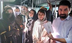 Estudantes de música afegãos no autocarro que os levou ao aeroporto de Cabul onde deixaram o país por temer represálias.