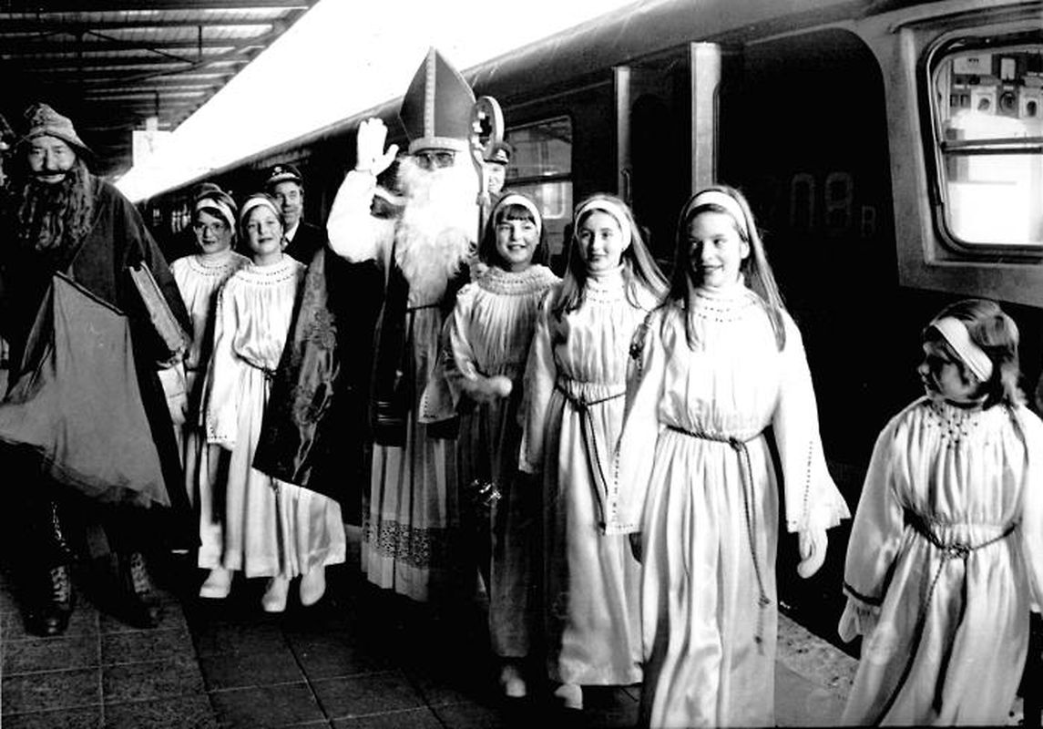 Der Kleeschen kam 19881 mit dem Zug in Luxemburg an.