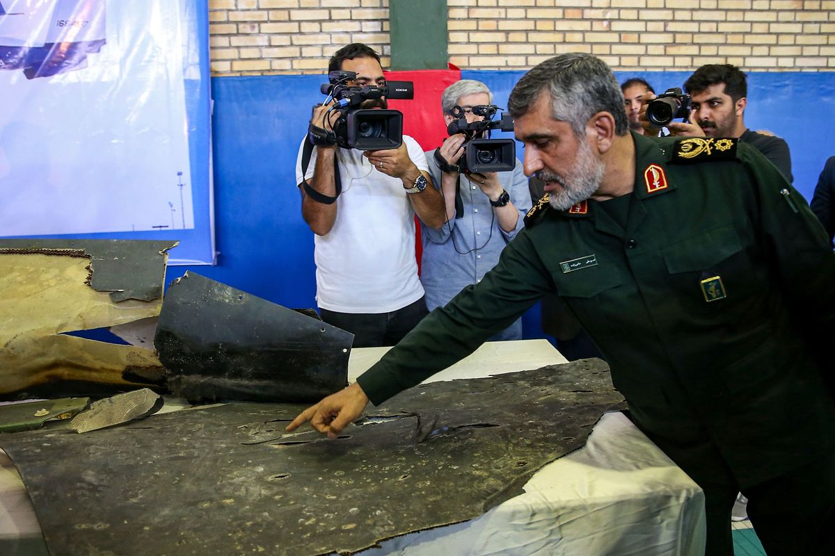 General Amir Ali Hajizadeh, Kommandant der iranischen Luftstreitkräfte, mit Wrackteilen der abgeschossenen US-Drohne. 