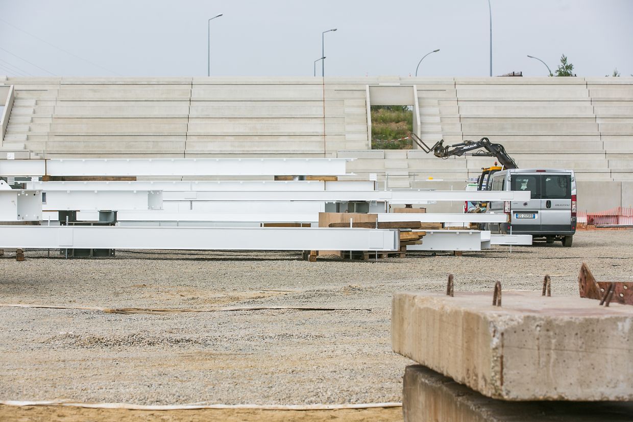  In der kommenden Woche werden die ersten weißen Stahlträger für die Dachkonstruktion installiert. 