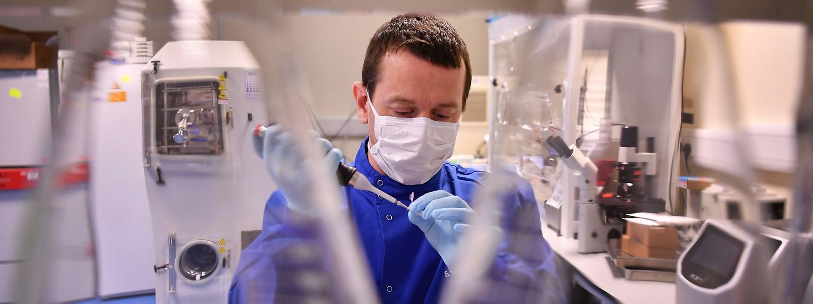 Le fait que des centaines de laboratoires, publics et privés, travaillent sur la recherche du vaccin devrait accélérer sa découverte.