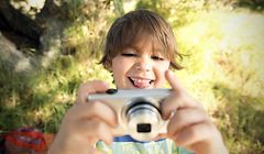 ILLUSTRATION - Zum Themendienst-Bericht von Bernadette Winter vom 13. August 2020: Eine ausrangierte oder günstige digitale Kompaktkamera ist ideal für Kids. Foto: Tomas Rodriguez/Westend61/dpa-tmn - ACHTUNG: Nur zur redaktionellen Verwendung im Zusammenhang mit dem genannten Text und nur bei vollständiger Nennung des vorstehenden Credits - Honorarfrei nur für Bezieher des dpa-Themendienstes +++ dpa-Themendienst +++