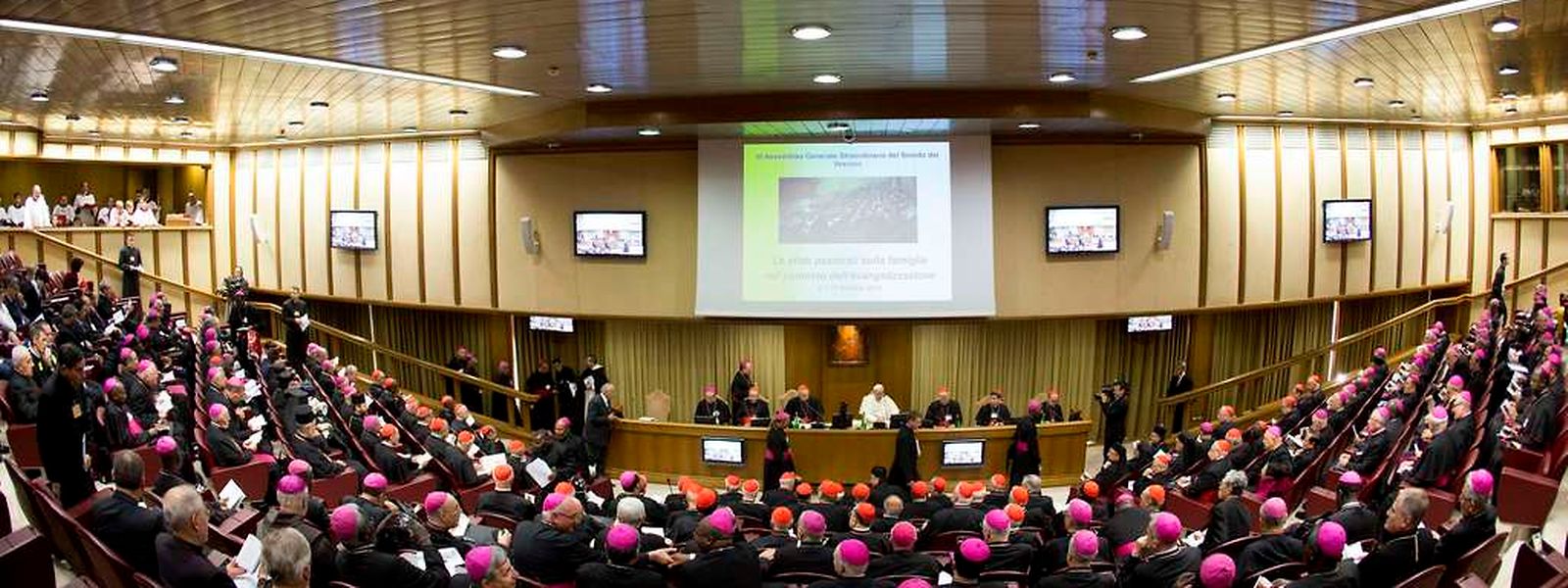 Tagungsort der Bischöfe ist die sogenannte Synodenaula. Sie befindet sich in dem Gebäude der vatikanischen Audienzhalle.