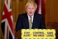TOPSHOT - A handout image released by 10 Downing Street, shows Britain's Prime Minister Boris Johnson speaking during a remote press conference to update the nation on the COVID-19 pandemic, inside 10 Downing Street in central London on May 24, 2020. - British Prime Minister Boris Johnson on Sunday backed top aide Dominic Cummings despite mounting pressure from within his own party to sack him over claims he broke coronavirus lockdown regulations. "He has acted responsibly and legally and with integrity," Johnson said of Cummings, who is accused of flouting self-isolation rules by driving across the country with his wife after she contracted the disease. (Photo by Andrew PARSONS / 10 Downing Street / AFP) / RESTRICTED TO EDITORIAL USE - MANDATORY CREDIT "AFP PHOTO / 10 DOWNING STREET / Andrew Parsons " - NO MARKETING - NO ADVERTISING CAMPAIGNS - DISTRIBUTED AS A SERVICE TO CLIENTS