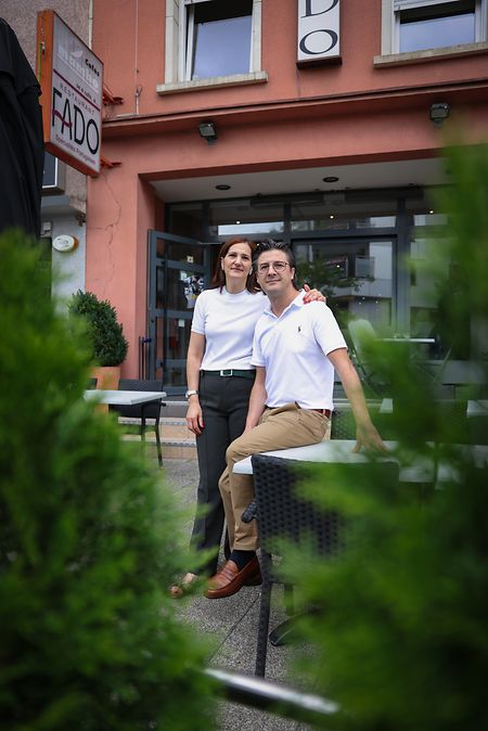 O casal Hélder e Regina Lopes à porta do seu restaurante Fado, em Pétange, onde se vai vibrar com o jogo de Portugal, na sexta-feira.
