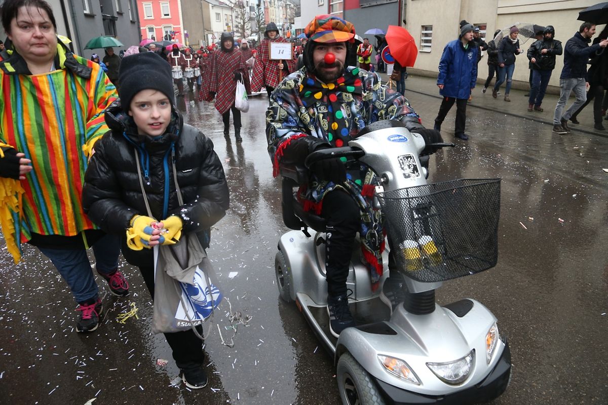 Am Sonntag sind die Karnevalisten durch die Straßen von Schifflingen gezogen. 