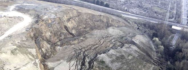 Große Teile der Deponie waren am Freitag ins Rutschen geraten.