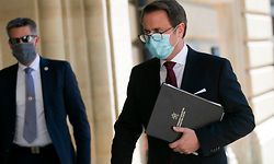 Politik, Parlament, Corona, Staatsminister Xavier Bettel betritt den Cercle Cité  zur Bekanntgebung zur Lockerung der Quarantänebestimmungen, mit Maske, Foto: Guy Wolff/Luxemburger Wort
