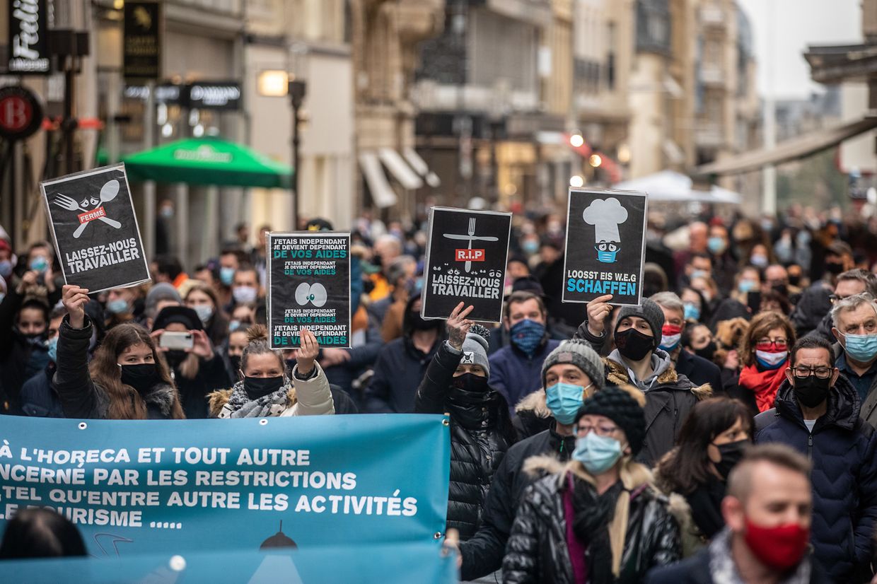 Hunderte Menschen haben sich am Samstagnachmittag während eines Protestzuges in der Hauptstadt dafür ausgesprochen, dass Cafés und Restaurants wieder öffnen dürfen.