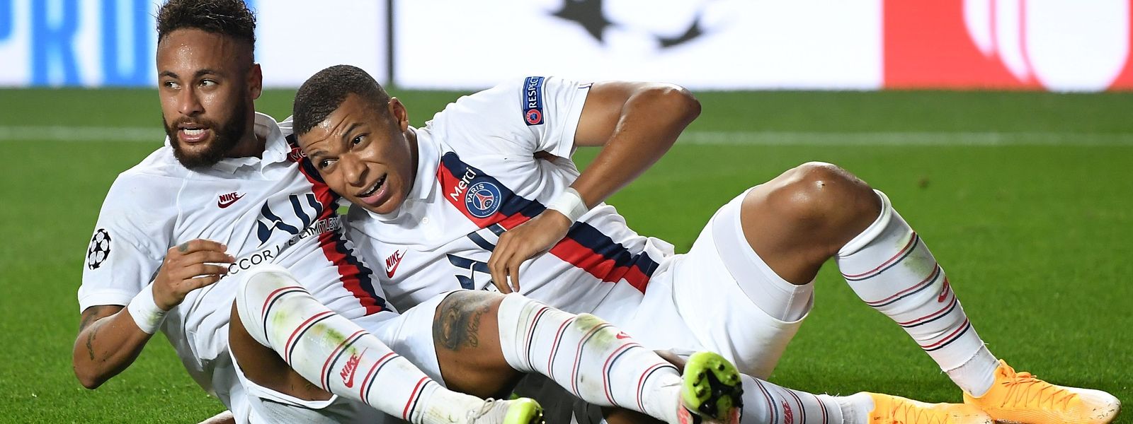 Die Pariser Stars Neymar (l.) und Kylian Mbappé feiern das 2:1.