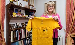 Stolz zeigt Fabienne Gaul das "Maillot jaune" des "Tour de France"-Gewinners Charly Gaul - ihrem Vater.