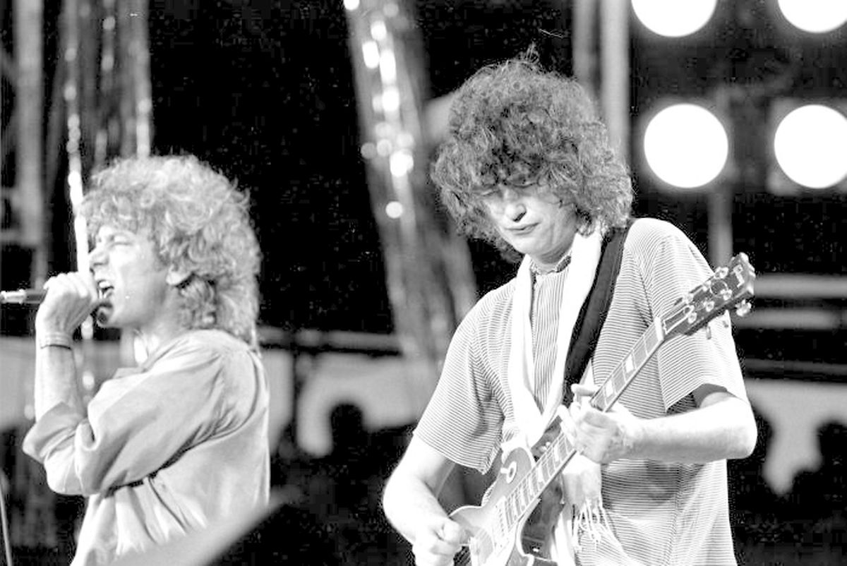 Sänger Robert Plant (l.) und Gitarrist Jimmy Page von Led Zeppelin auf der Bühne in Philadelphia.