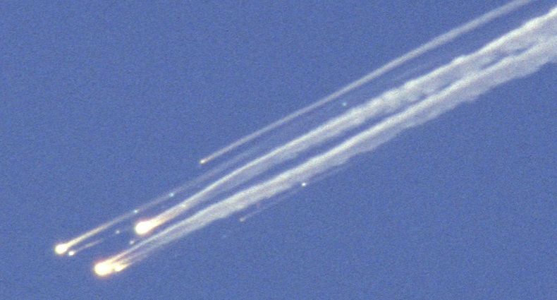 ARCHIV - 01.02.2003, USA, ---: Die US-Raumfähre «Columbia» zerfällt beim Eintritt in die Athmosphäre in großer Höhe über Nordtexas in mehrere Teile. Vor 20 Jahren geschah eine der größten Tragödien der Raumfahrtgeschichte: Kurz vor der geplanten Landung zerbrach die US-Raumfähre «Columbia», alle sieben Astronauten an Bord starben. (zu dpa "«Fehler nie wiederholen»: Vor 20 Jahren verglühte die «Columbia»") Foto: Robert Mccullough/ The Dallas Morning News/dpa +++ dpa-Bildfunk +++